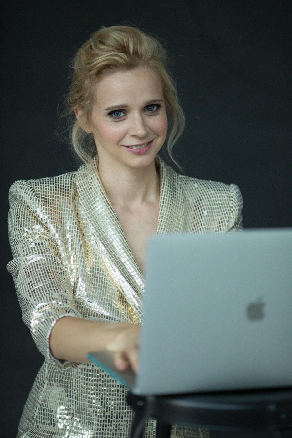 JaValiantsina im goldenen Blazer — Signature Look CyBERLINTINA